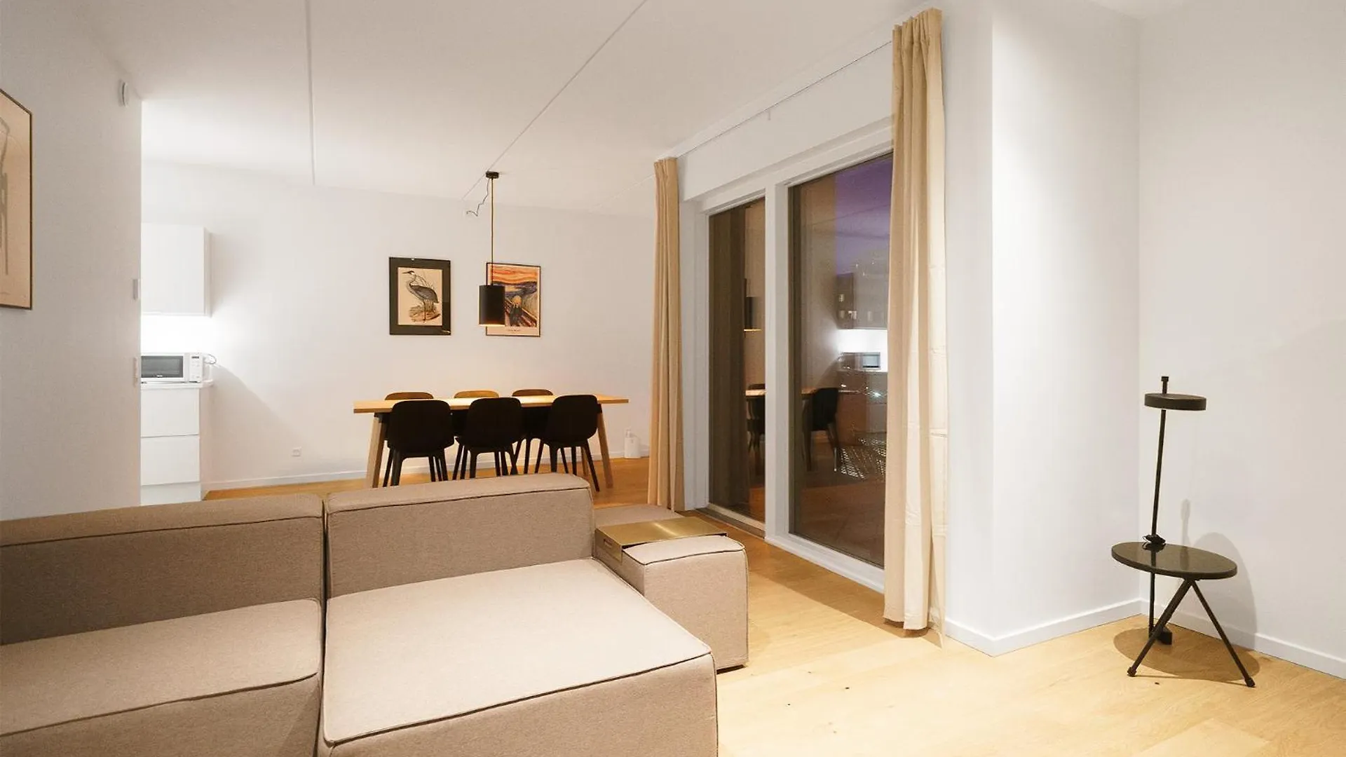 Beautiful 2-Bed Wbalcony In North Harbour location